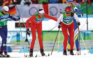 Kornelia Marek (w środku) wypuszcza Justynę Kowalczyk do biegu sztafetowego podczas igrzysk w Vancou
