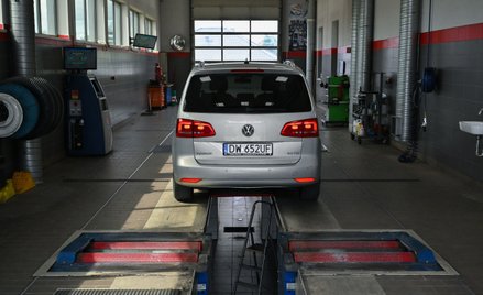 Badanie stanu technicznego samochodu w stacji kontroli pojazdów