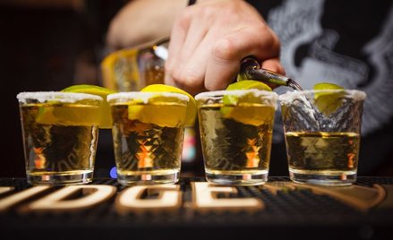 Sprzedaż alkoholu: publiczna impreza w klubie to nie przyjęcie - wyrok WSA