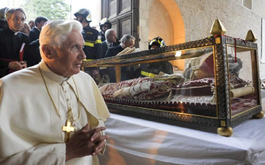 Hołd dla wielkiego poprzednika – Benedykt XVI przy trumnie Celestyna V