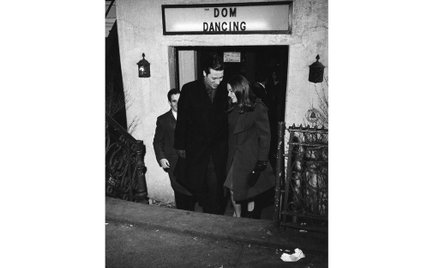The Dom, rok 1960. Para opuszcza modne miejsce potańcówek w nowojorskim East Village