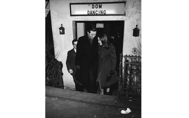 The Dom, rok 1960. Para opuszcza modne miejsce potańcówek w nowojorskim East Village
