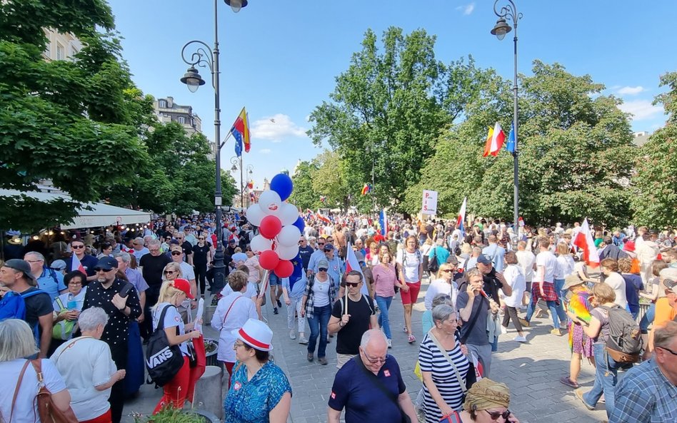 Setki tysięcy manifestantów przeszło przez Warszawę w Marszu 4 Czerwca. Choć PiS starało się zniechę