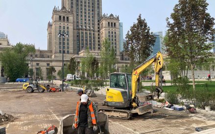 Na miejscu pracują robotnicy i koparki