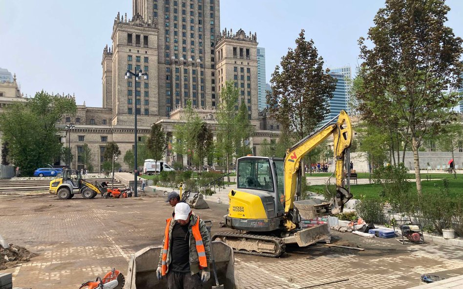 Na miejscu pracują robotnicy i koparki