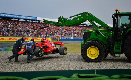 Służby porządkowe usuwają samochód Sebastiana Vettela