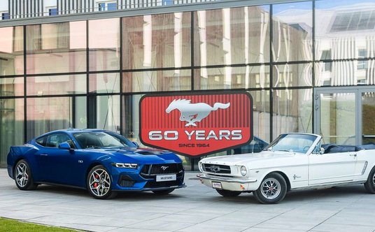 Nowy i stary - Ford Mustang ma 60 lat