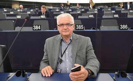 Eurodeputowany Włodzimierz Cimoszewicz w Parlamencie Europejskim w Strasburgu