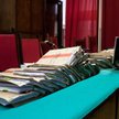 Czerwony generał odznacza żołnierzy