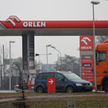 Marże rafineryjne w Orlenie i Lotosie nadal niższe niż rok temu