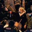 Widok funkcjonariusza pryskającego gazem w twarz posłance Barbarze Nowackiej jest sugestywnym symbol