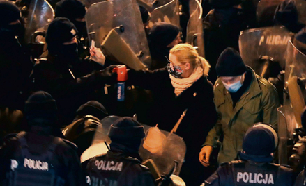 Widok funkcjonariusza pryskającego gazem w twarz posłance Barbarze Nowackiej jest sugestywnym symbol
