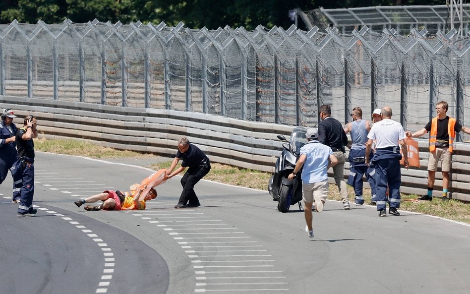 Działacze przykleili się do pasów startowych, wykorzystując mieszankę betonu i żywicy epoksydowej.