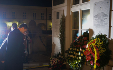 Obchody 7. rocznicy katastrofy smoleńskiej rozpoczęły się już dziś przed Pałacem Prezydenckim