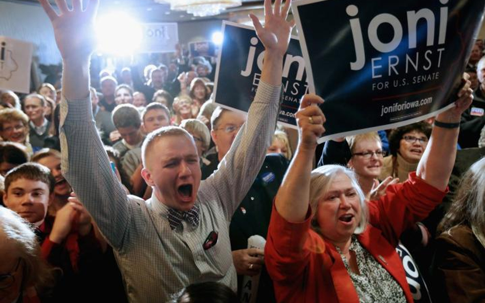 Zwolennicy kandydatki republikanów Joni Ernst świętują jej zwycięstwo w Iowa nad demokratą Bruce’em 