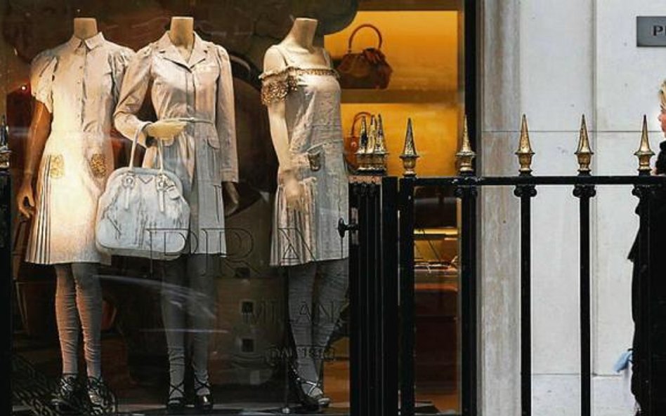 Prada ogranicza sprzedaż w niezależnych butikach i domach towarowych