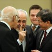 Minister spraw zagranicznych Iranu (po środku) podczas rozmowy z szefami dyplomacji Pakistanu (z lew