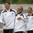 Arne Friedrich (z lewej) i David Odonkor żartują podczas treningu