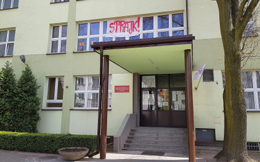 Zeszłoroczny strajk nauczycieli. Na zdjęciu jedna ze szkół w Warszawie
