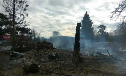 Resztki wioski Łopiec, z lewej widoczne ocalałe domy