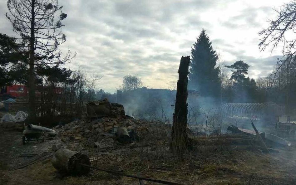 Resztki wioski Łopiec, z lewej widoczne ocalałe domy