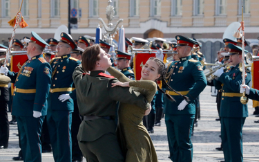 W wielu rosyjskich miastach obchody rocznicy zakończenia II wojny odwołano. Jednak w Moskwie i Peter