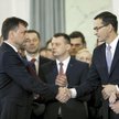 Mateusz Morawiecki (z prawej) poczuł się pewnie po dymisji swojego krytyka z TVP Jacka Kurskiego, a 