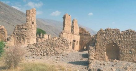 Zbudowany z błota fort w Bahli jest wpisany na listę dziedzictwa UNESCO (po lewej). Ruiny Tanuf – wi