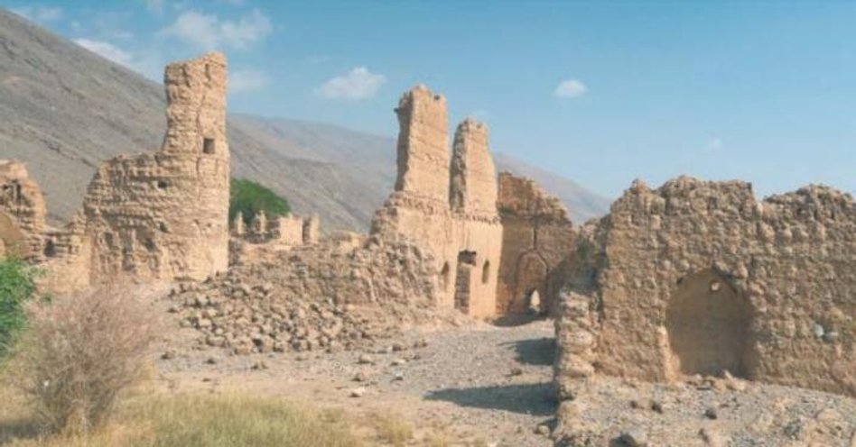 Zbudowany z błota fort w Bahli jest wpisany na listę dziedzictwa UNESCO (po lewej). Ruiny Tanuf – wi