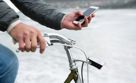 Holandia zakaże rowerzystom trzymania telefonu w ręku