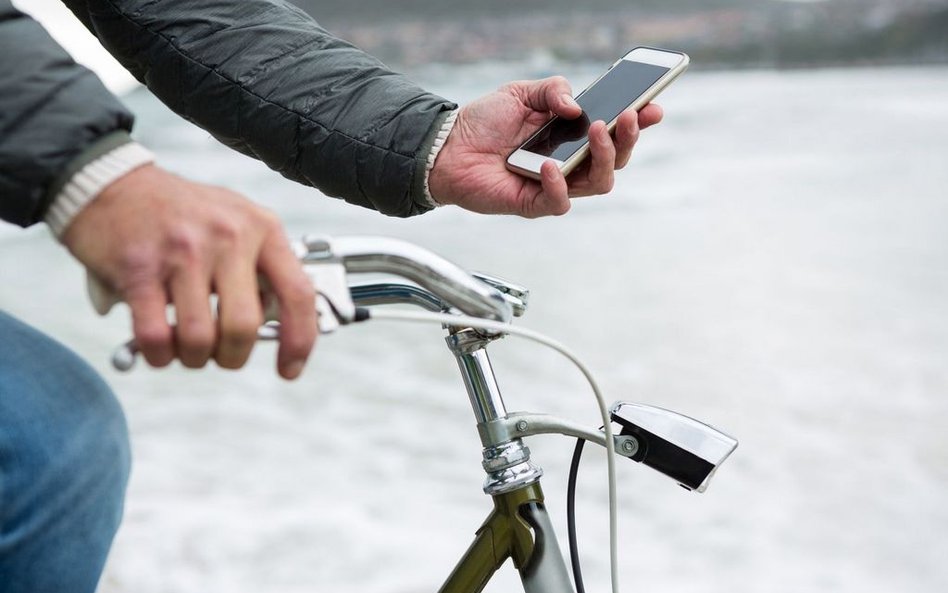 Holandia zakaże rowerzystom trzymania telefonu w ręku