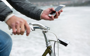 Holandia zakaże rowerzystom trzymania telefonu w ręku