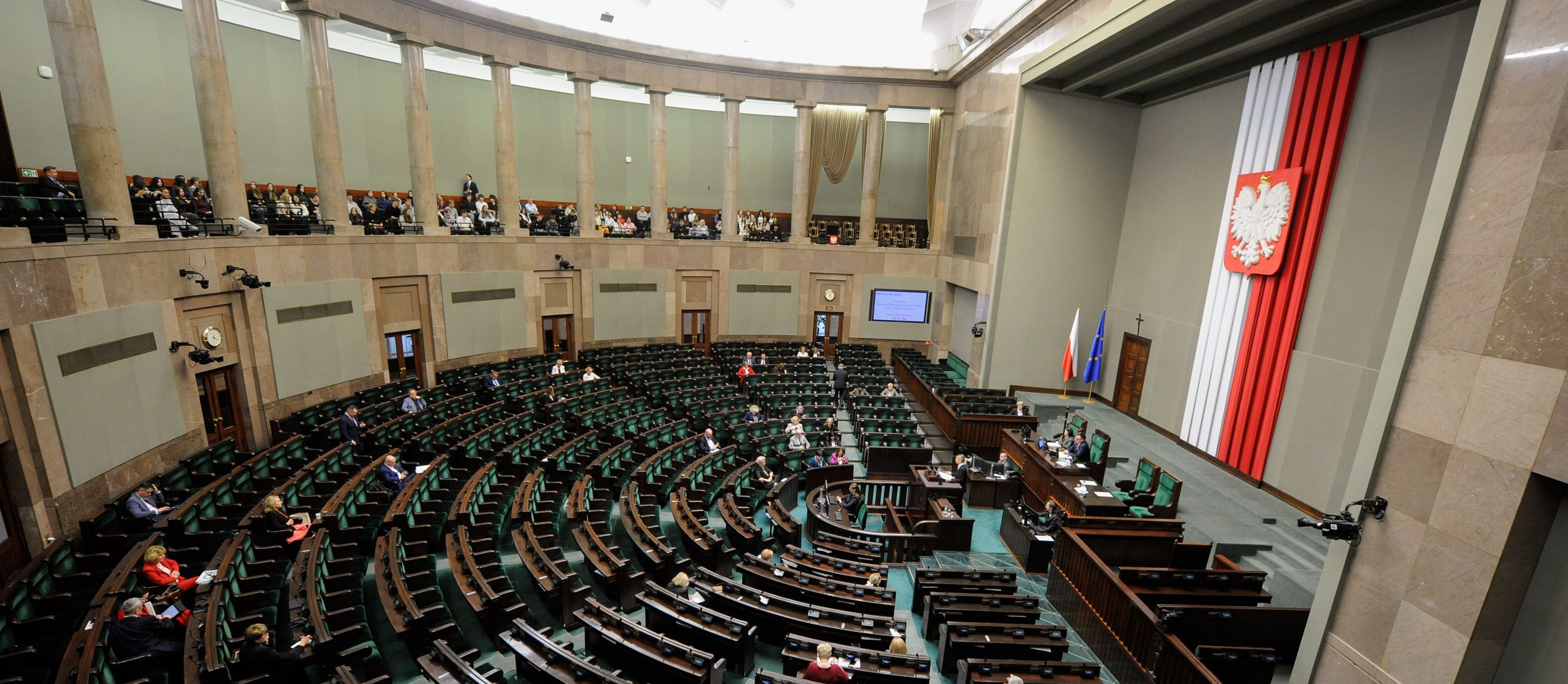 Spada poparcie dla KO, rośnie dla PiS. Nowy sondaż