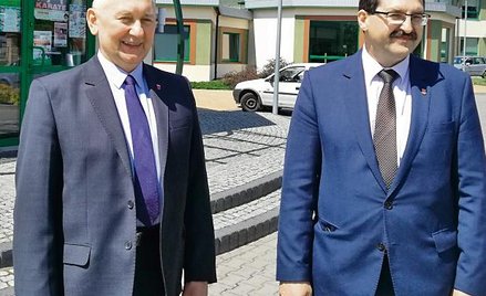 Wójt gminy Moszczenica Marceli Piekarek i sekretarz Krzysztof Jędrzejczyk.