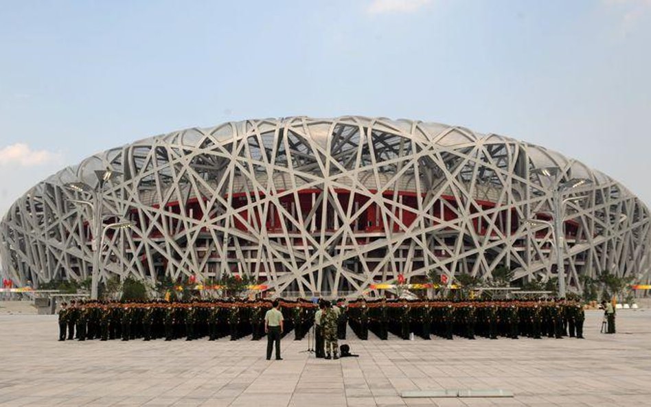 Parada policji przed stadionem olimpijskim w Pekinie