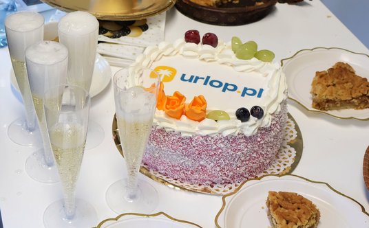 Tort na otwarcie swojego salonu jego właścicielka zrobiła sama. - Najtrudniej było zrobić róże - uja