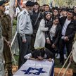 Rodzina opłakująca Cidryka Garina, żołnierza zabitego podczas walk w Strefie Gazy. Cmentarz Kirjat S