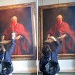 Aktywistka oblała farbą i pocięła obraz Arthura Jamesa Balfoura w Trinity College w Cambridge