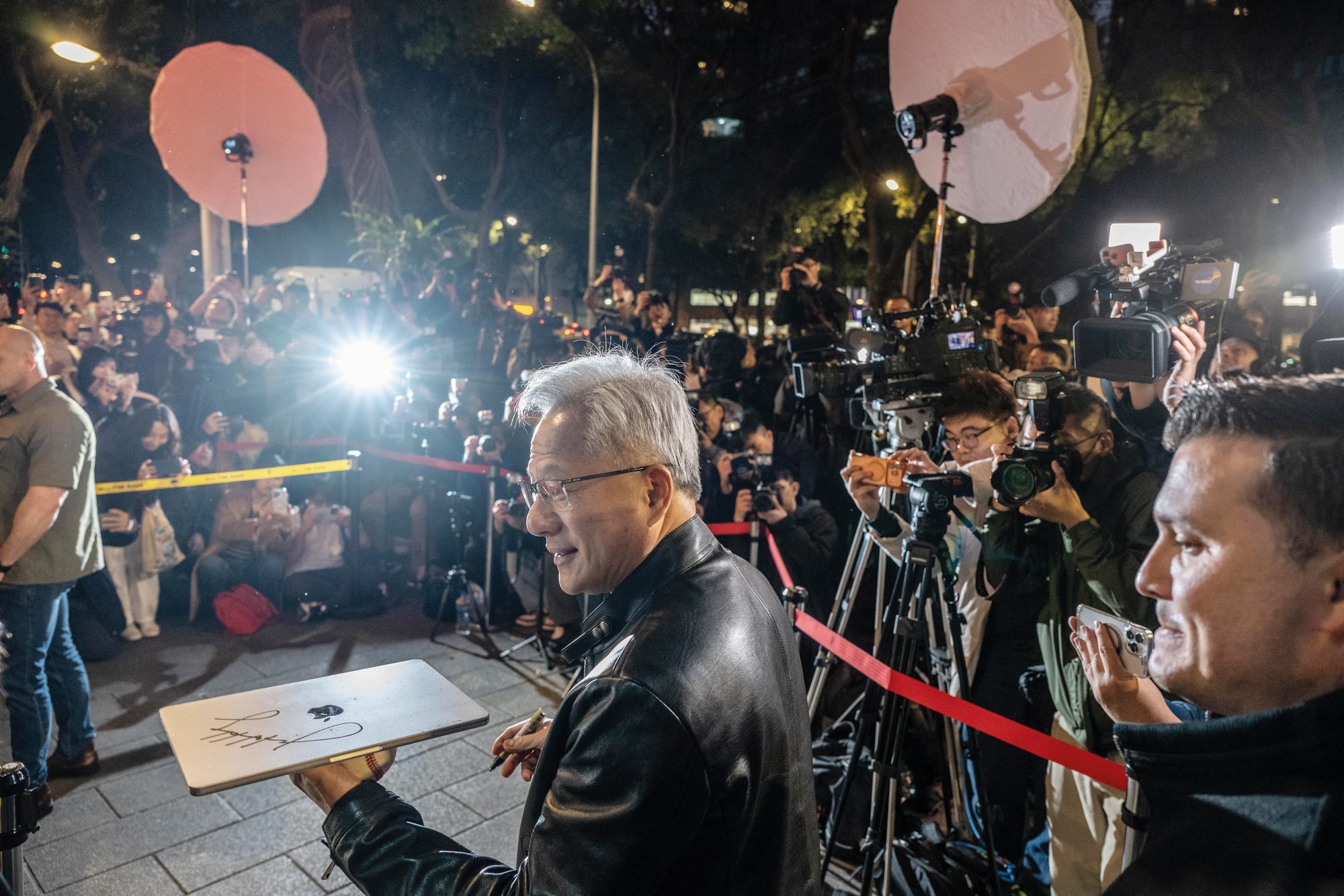 Biograf twórcy Nvidii: Jensen Huang rozgryzł kod Trumpa, manipuluje nim