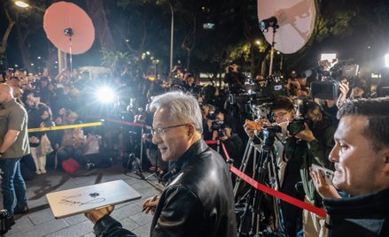 Jensen Huang z podpisanym laptopem Apple przybywa na kolację z tajwańskimi dostawcami firmy do Tajpe