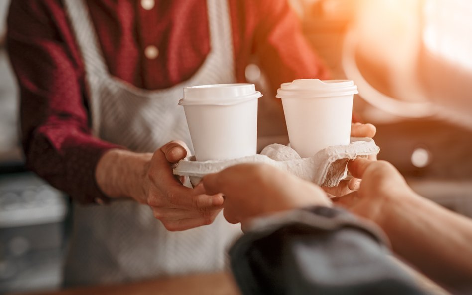 Koniec kawy i posiłków na wynos? Gastronomia walczy z brakami