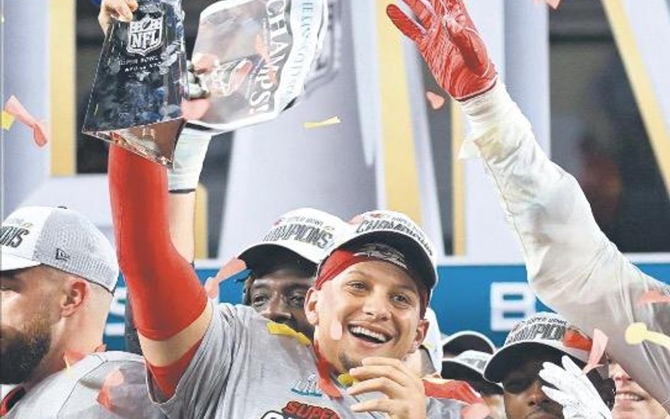 Patrick Mahomes jest pierwszym zawodnikiem NFL, który znalazł się na szczycie zestawienia sportowców