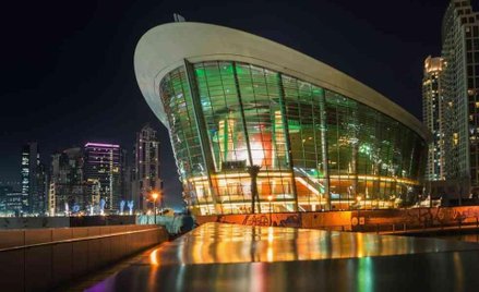 Dubai Opera przypomina szklaną arkę