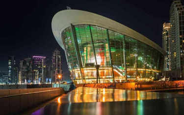 Dubai Opera przypomina szklaną arkę