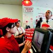 Barack Obama wybiera dodatki do hamburgera w lokalu Five Guys Burger and Fries w Waszyngtonie