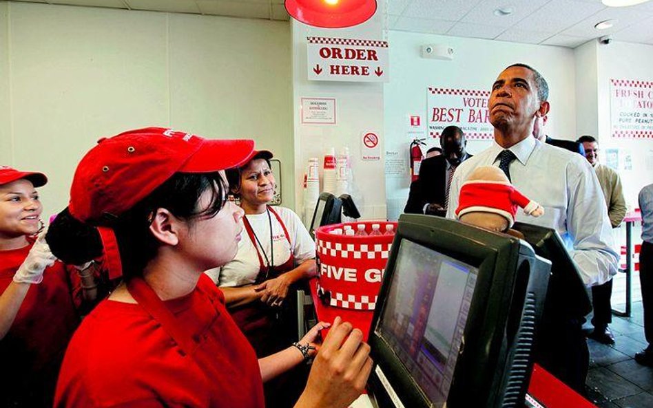 Barack Obama wybiera dodatki do hamburgera w lokalu Five Guys Burger and Fries w Waszyngtonie