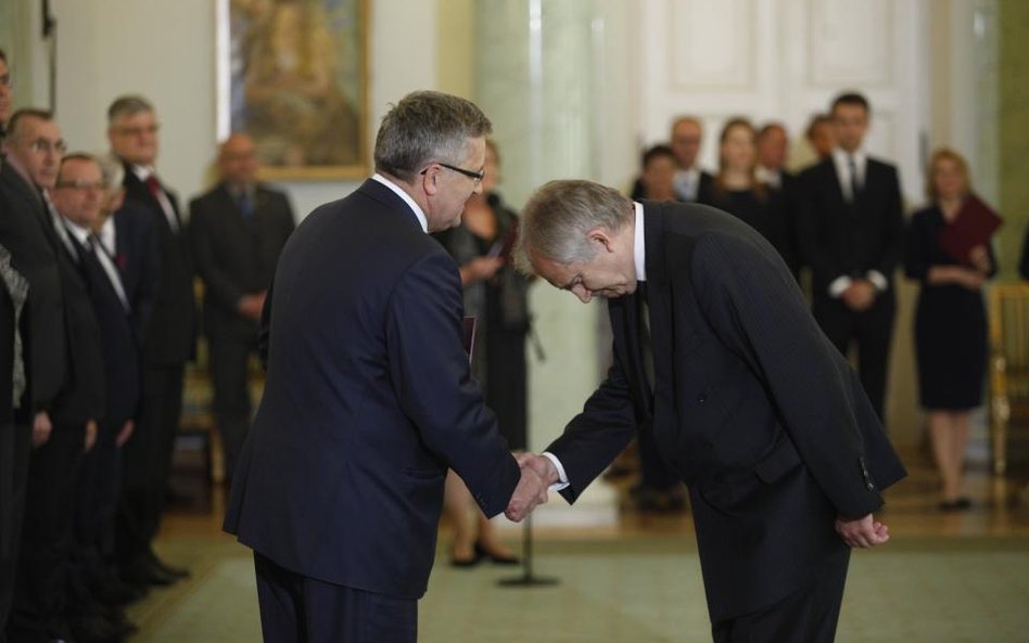 Prof. Marian Zembala odbiera nominację na ministra zdrowia z rąk prezydenta Bronisława Komorowskiego