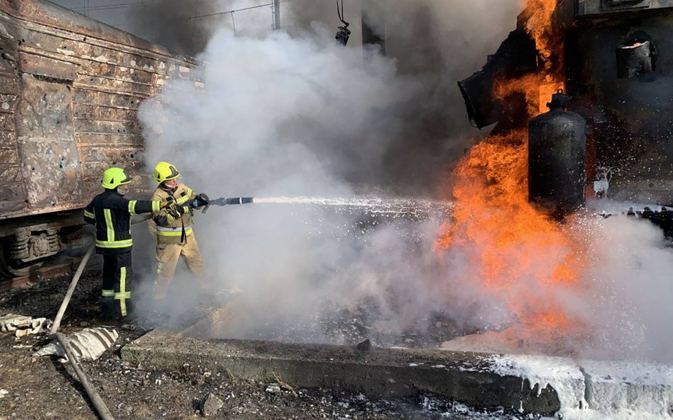 Skutki rosyjskiego ataku na obiekt infrastruktury energetycznej w Równem