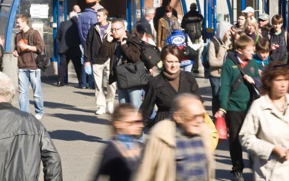 Czujemy się pewniej w miejscu pracy, ale jeszcze nie zarabiamy tyle, aby realizować życiowe plany.