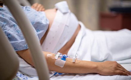 Nowy standard opieki okołoporodowej ma zwiększyć dostęp do znieczulenia, wsparcia położnej i pomocy 